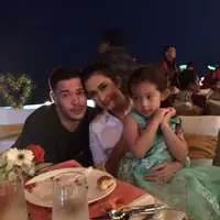 Nafa Urbach bersama Zack Lee dan putrinya, Mikha (Instagram/@nafaurbach)