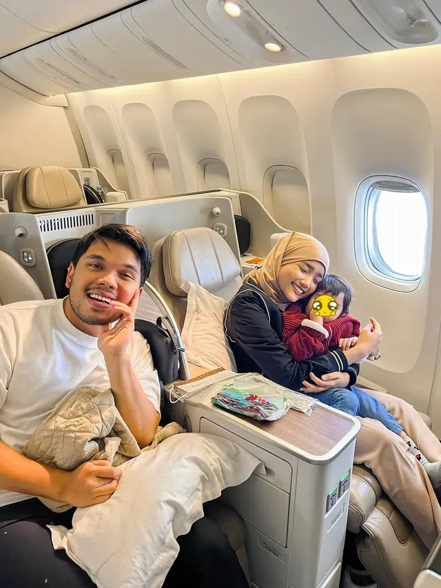 6 Potret Fuji dan Thariq Halilintar Pulang Umrah, Gala Sky Bahagia Banget