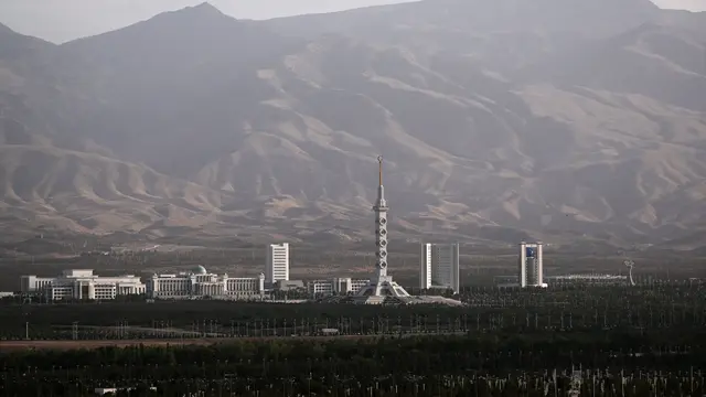 Pemandangan Monumen Konstitusi di ibu kota Turkmenistan, Ashgabat, pada 28 Juni 2023. Negara Asia Tengah bekas Uni Soviet ini merupakan salah satu negara paling terpencil di dunia. Natalia KOLESNIKOVA / AFP