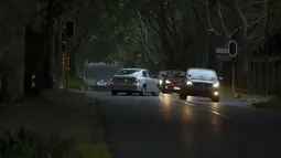 Mobil melewati persimpangan yang dikendalikan lampu lalu lintas selama pemadaman listrik di Johannesburg, Rabu, 21 September 2022. Sebagian besar warga Afrika Selatan harus hidup tanpa listrik selama enam jam per hari seiring memburuknya krisis energi. (AP Photo/Denis Farrell)