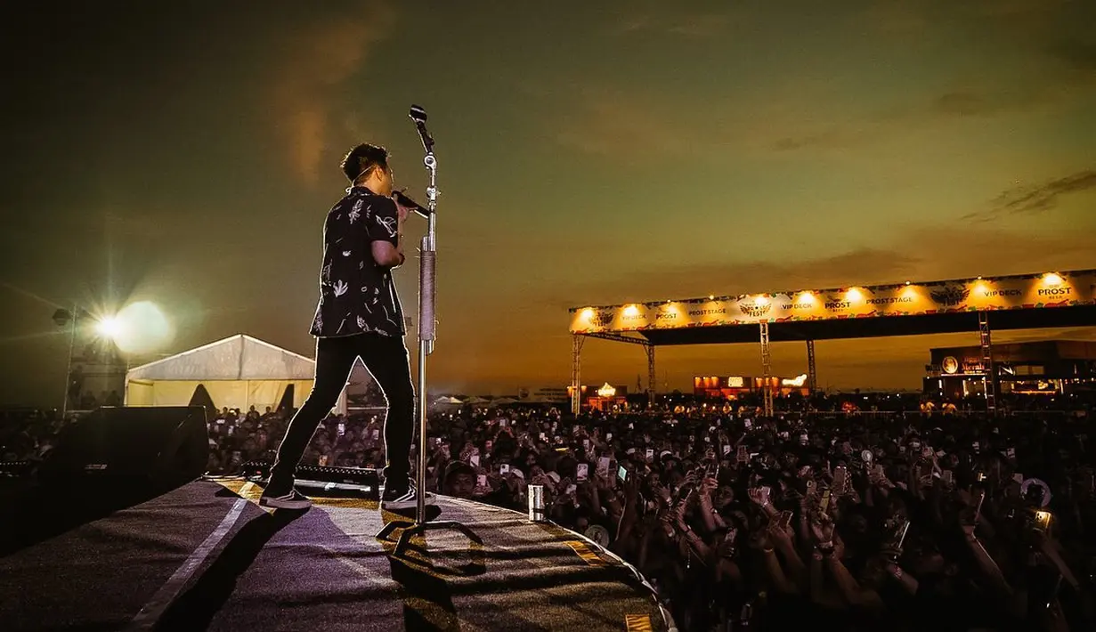 Ariel NOAH tampil di Festival musik Prost Fest 2022 di Pantai Mertasari, Sanur, Bali pada Sabtu (13/8/2022). (Foto: Instagram/arielnoah)