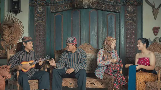 Potret Keluarga Uya Kuya Pakai Busana Tradisional Jawa. (Sumber: Instagram/astridkuya)