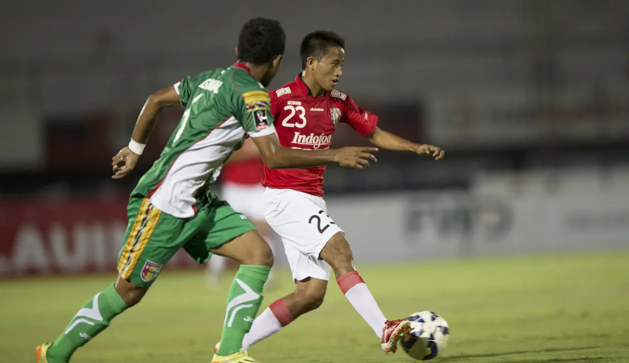 Pemain Bali United, Bayu Gatra menggiring bola pada laga Piala Presiden melawan Mitra Kukar di Stadion Dipta, Bali, Kamis (3/9/2015). Pertandingan berakhir imbang 2-2. (Bola.com/Vitalis Yogi Trisna)