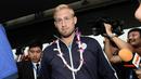 Kasper Schmeichel saat tiba di Bandara International Suvarnabhumi, Bangkok, Thailand, (18/5/2016). (AFP/Lillian Suwanrumpha).