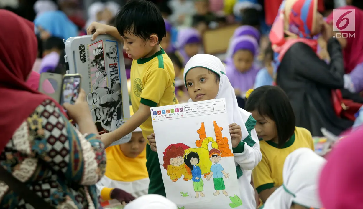 Seorang anak berfoto dengan hasil mewarnainya saat mengikuti lomba mewarnai di Thamrin City Mall, Jakarta, Sabtu (12/8). Acara tersebut mengangkat tema "Ceria Warna Nusantara". (Liputan6.com/Johan Tallo)