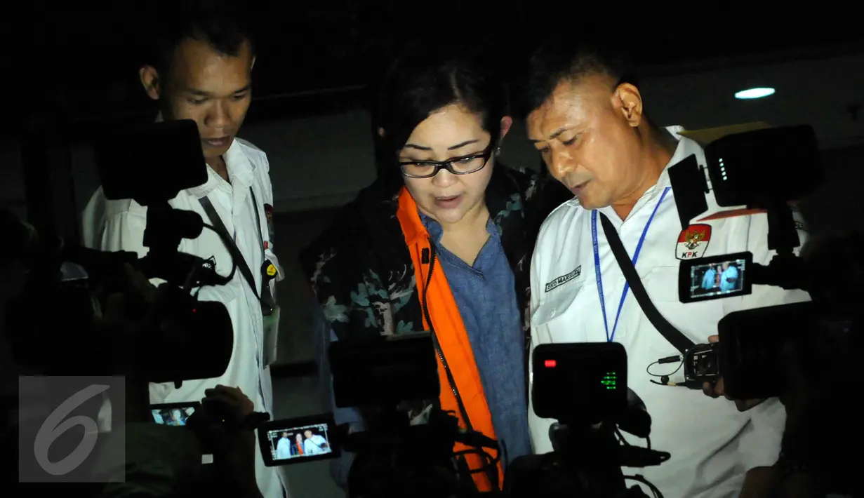 Dessy A Edwin keluar dari gedung KPK usai menjalani pemeriksaan perdana, Jakarta, Senin (18/1/2016). Dessy diperiksa KPK terkait kasus suap proyek di Kementerian Pekerjaan Umum dan Perumahan Rakyat. (Liputan6.com/Helmi Afandi)