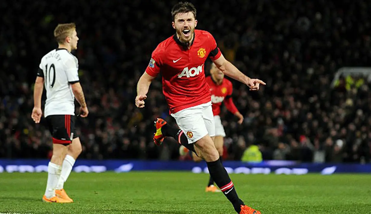 Gelandang Manchester United asal Inggris Michael Carrick (kanan) berselebrasi usai mencetak gol saat laga pertandingan sepak bola Liga Premier Inggris antara Manchester United melawan Fulham di Old Trafford, Manchester, Minggu (9/2/14) waktu setempat. (Fo