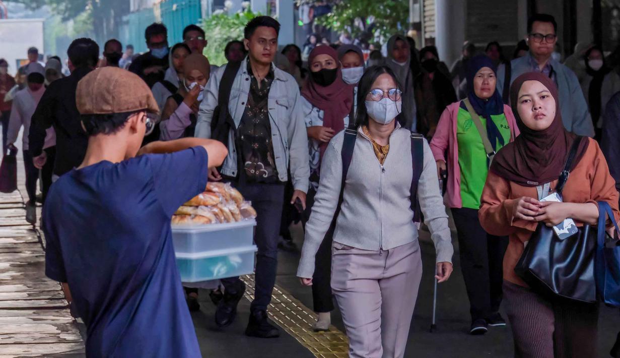 Penumpang kereta commuter line berjalan kaki dari stasiun saat jam sibuk di Jakarta pada Kamis 21 Mei 2026. (BAY ISMOYO/AFP)