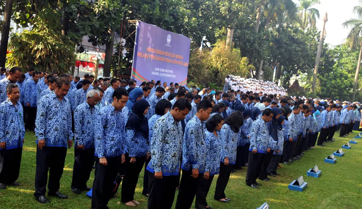 Upacara tahunan ini diikuti para guru dan kepala sekolah, pelajar dari jenjang SD sampai SMA, hingga PNS dari berbagai golongan dan unit di Kemendikbud, Jakarta, Senin (25/11/2014). (Liputan6.com/Johan Tallo)