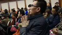 Tak hanya di Malaysia, seorang keluarga korban Malaysia Airlines tampak berdoa di Hotel Lido, Beijing (REUTERS/China Daily)