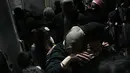 Meski demikian, pembukaan tahap awal ini masih diberlakukan dengan pengawasan dan pembatasan ketat. Tampak dalam foto, para pengungsi disambut oleh kerabat mereka setelah tiba di Rumah Sakit Nasser menyusul pembukaan kembali penyeberangan perbatasan Rafah yang telah lama ditunggu-tunggu di Khan Younis, Jalur Gaza selatan, Rabu 4 Februari 2026 pagi waktu setempat. (AP Photo/Jehad Alshrafi)