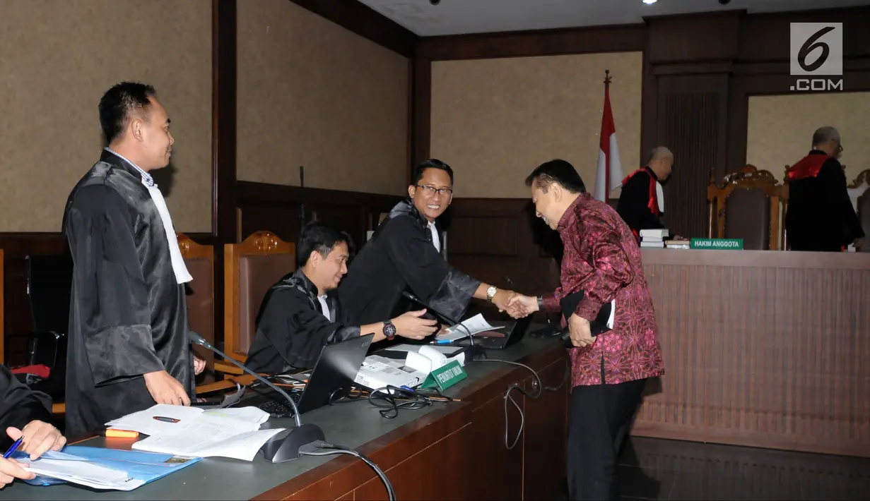 Terdakwa korupsi proyek e-KTP, Setya Novanto menyalami JPU saat jeda sidang lanjutan dugaan merintangi penyidikan korupsiE-KTP dengan terdakwa Bimanesh Sutarjo di Pengadilan Tipikor, Jakarta, Jumat (27/4). (Liputan6.com/Helmi Fithriansyah)