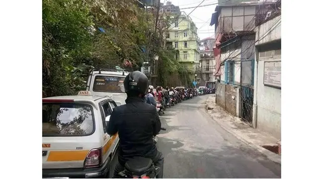 Patut Dicontoh, Begini 3 Potret Warga Saat Tunggu Lampu Lalu Lintas