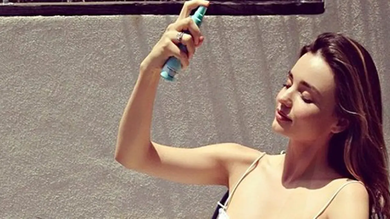 Yuk bikin sendiri setting spray murah meriah ini/copyright: instagram/miranda kerr