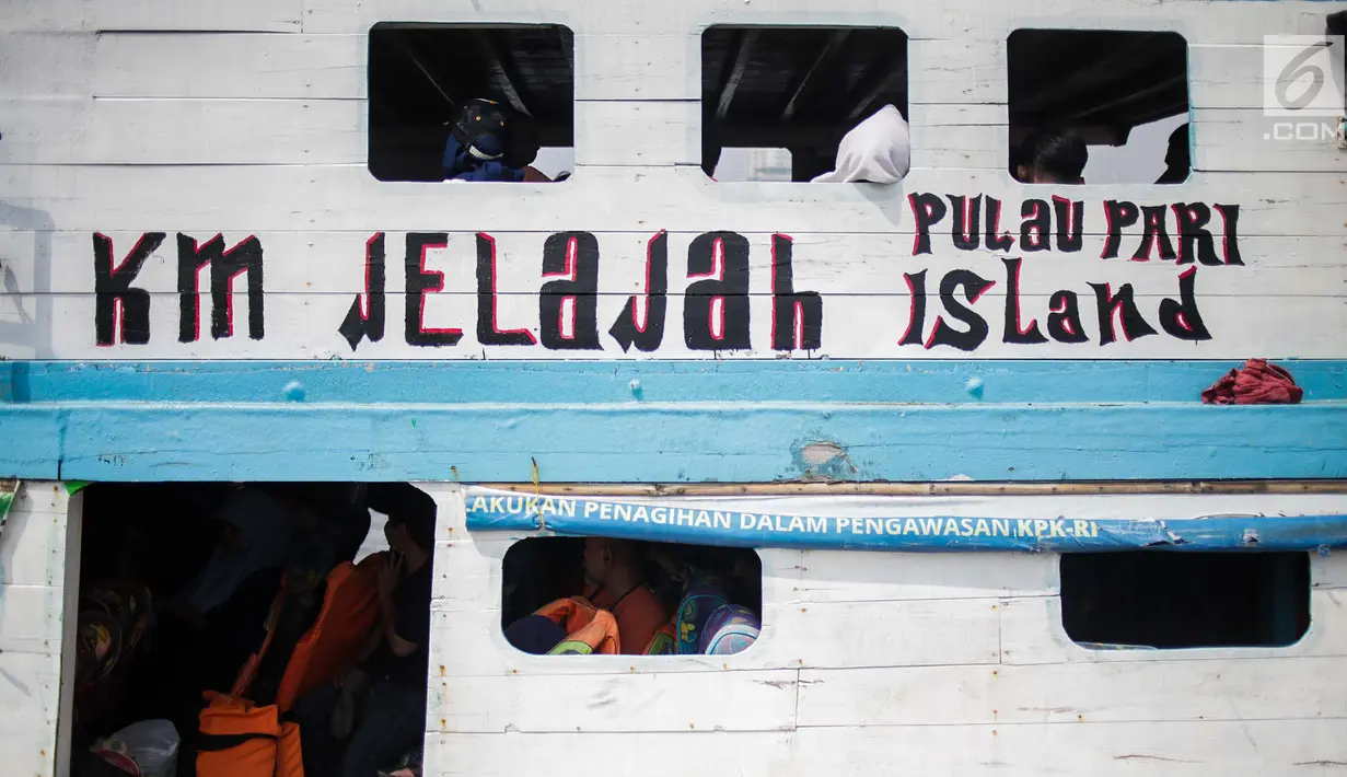 Wisatawan menaiki kapal menuju Kepulauan Seribu di Pelabuhan Kali Adem, Muara Angke, Jakarta, Sabtu (8/6/2019). Beberapa pulau di wilayah Kepulauan Seribu menjadi pilihan favorit banyak warga Ibu Kota dan sekitarnya yang memanfaatkan momen liburan Lebaran. (Liputan6.com/Faizal Fanani)