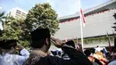 Sejumlah pegawai dan perwakilan pelajar dari berbagai sekolah mengikuti upacara peringatan Hari Pendidikan Nasional 2016 di halaman Kemendikbud, Jakarta, Senin (2/5).  Upacara dipimpin langsung oleh Mendikbud Anies Baswedan. (Liputan6.com/Faizal Fanani)