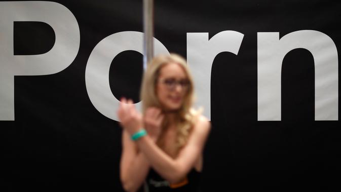 Aktris porno Ginger Banks berdiri di bilik Pornhub saat AVN Adult Entertainment Expo 2018 di Hard Rock Hotel and Casino Las Vegas, Nevada, Amerika Serikat, Rabu (24/1). (Foto AP/John Locher)