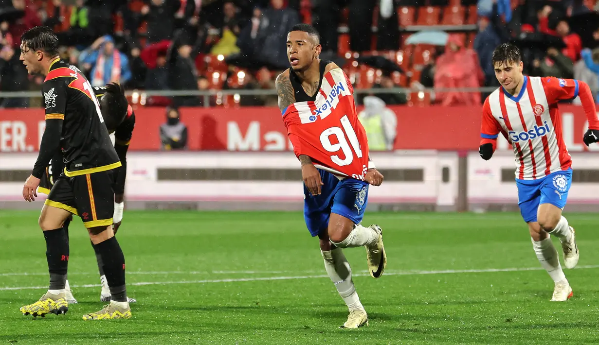 Pemain Girona, Savio Moreira melakukan selebrasi setelah mencetak gol kedua timnya ke gawang Rayo Vallecano pada laga lanjutan Liga Spanyol 2023/2024 di Montilivi Stadium, Girona, Spanyol, Selasa (27/02/2024). (AFP/Lluis Gene)