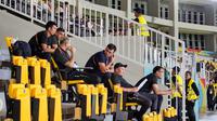 Pelatih Timnas Uzbekistan U-17, Jamoliddin Rakhmatullaev, langsung memata-matai calon lawannya di Grup B Piala Dunia U-17 2023 setelah timnya kalah dari Mali di Stadion Manahan, Solo, Jumat (10/11/2023). (Bola.com/Radifa Arsa)