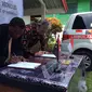 Konsulat RI di Vanimo, Elmar Lubis menandatangani penyerahan dua mobil ambulans dengan Deputy Gubernur West Sepik, John Noss. (foto : Liputan6.com / katharina djanur)