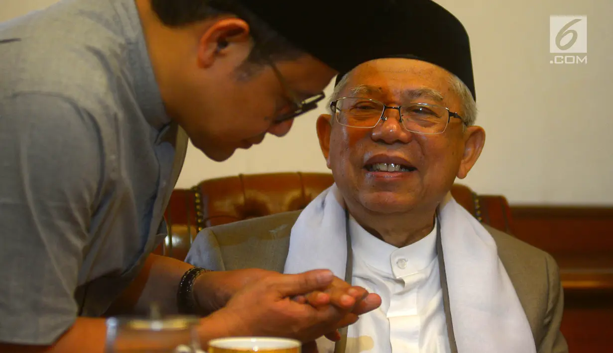Ketua Umum PKB Muhaimin Iskandar (kiri) menyalami bakal calon wakil presiden Ma'ruf Amin (kanan) saat bertemu di Kantor PBNU, Jakarta, Selasa (14/8). Sejumlah pengurus PBNU mendoakan Ma'aruf Amin melaksanakan ibadah haji. (Merdeka.com/Imam Buhori)