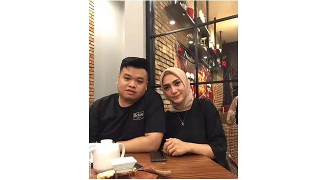 5 Potret Kemesraan Mama Lita MasterChef dengan Suami, Harmonis Sekali