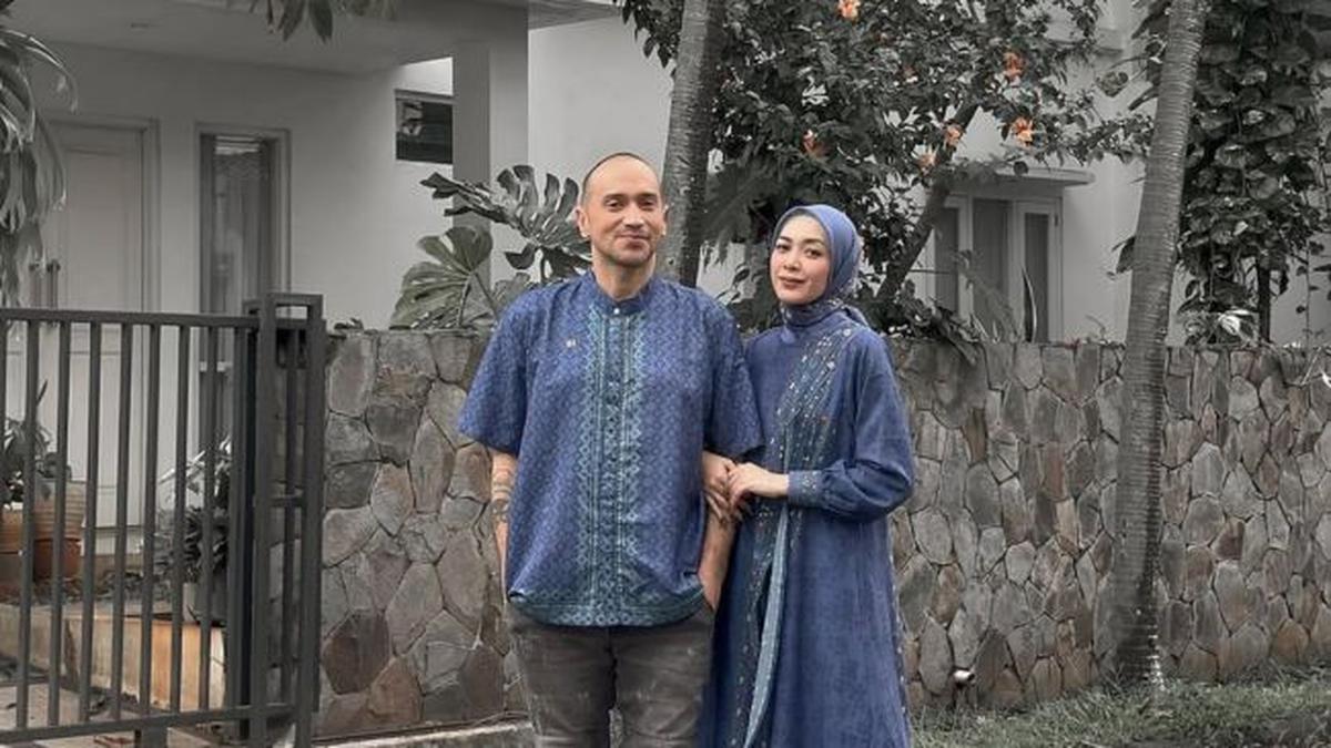 5 Potret Richa Iskak Tampil Menawan Kenakan Baju Couple dengan Suami, Bisa Jadi Inspirasi Lebaran