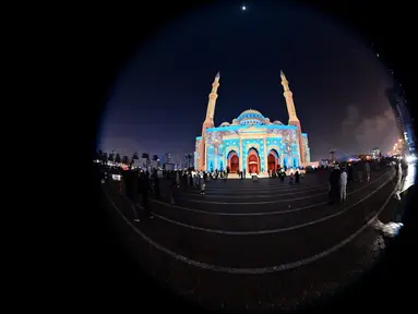Masjid Al-Noor menyala dalam tampilan penuh warna pada Festival Cahaya Sharjah di Uni Emirat Arab pada 7 Februari 2020. Festival yang diselenggarakan setiap tahunan sudah memasuki tahun kesepuluh ini sukses memikat wisatawan lokal maupun asing. (Photo by GIUSEPPE CACACE / AFP)