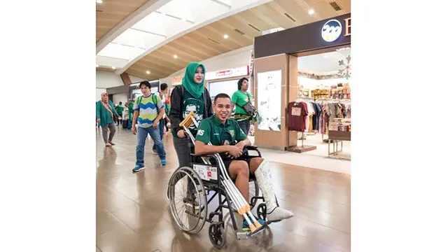 6 Momen Mesra Gelandang Persebaya Misbakus Solikin Bareng istri
