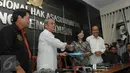 Komisioner Komnas HAM Siane Indriani (kedua kanan) dan Ketua PP Muhammadiyah, Busyro Muqoddas berjabat tangan usai memaparkan hasil autopsi jenazah terduga teroris asal Klaten, Siyono, di Jakarta, Senin (11/4). (Liputan6.com/Helmi Affandi)