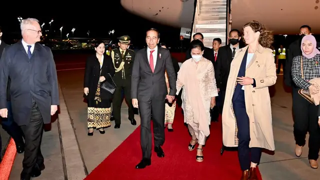 Pesawat Garuda Indonesia GIA-1 yang membawa Presiden Joko Widodo atau Jokowi dan Iriana Joko Widodo beserta rombongan tiba di Bandara Hannover, Hannover, Jerman, pada Sabtu, 15 April 2023.