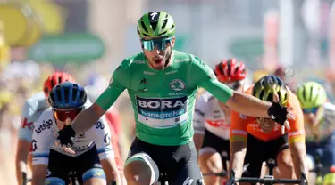 Pebalap sepeda Slovakia Peter Sagan melakukan selebrasi saat melintasi garis finish pada etape kelima Tour de France di Colmar, Prancis, Rabu (10/7/2019). Peter Sagan menjuarai etape kelima Tour de France setelah melewati rute sepanjang 175,5 Km dari Saint-Dié-des-Vosges ke Colmar. (AP Photo/Christo