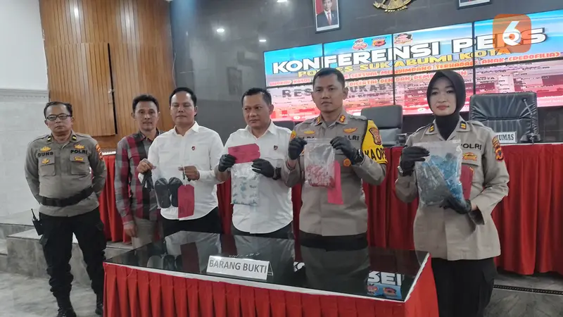 Polres Sukabumi Kota saat menunjukan barang bukti kasus pembunuhan anak dan pemerkosaan oleh ABH di Sukabumi (Liputan6.com/Fira Syahrin).