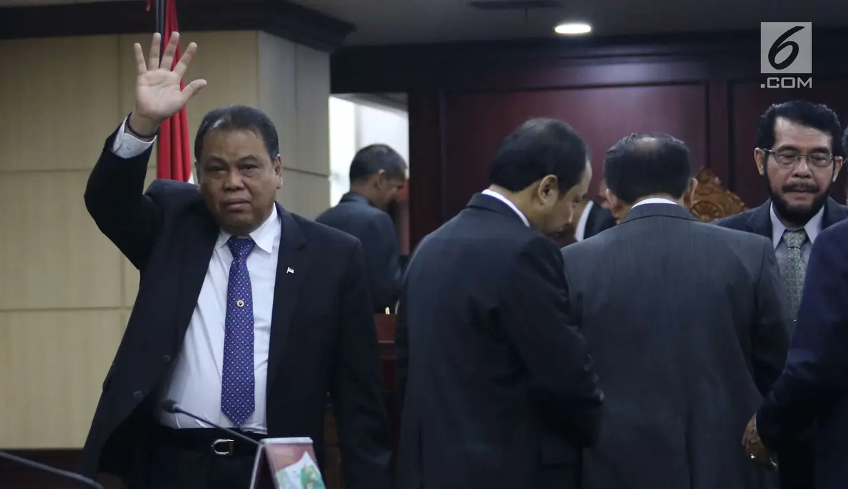 Hakim Konstitusi Arief Hidyat melambaikan tangan saat pemilihan MK di Jakarta, Senin (2/3). Sembilan hakim konstitusi melakukan voting untuk memilih ketua yang baru. (Liputan6.com/Angga Yuniar)