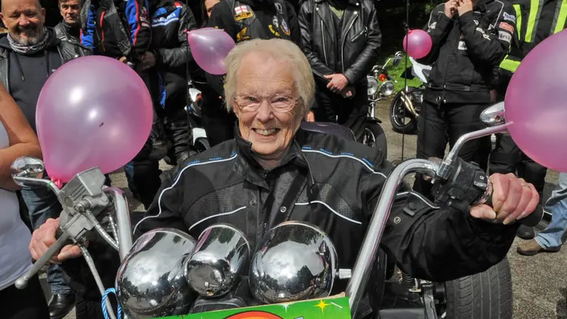 Sheila Hurst nenek 80 tahun di motor gede.