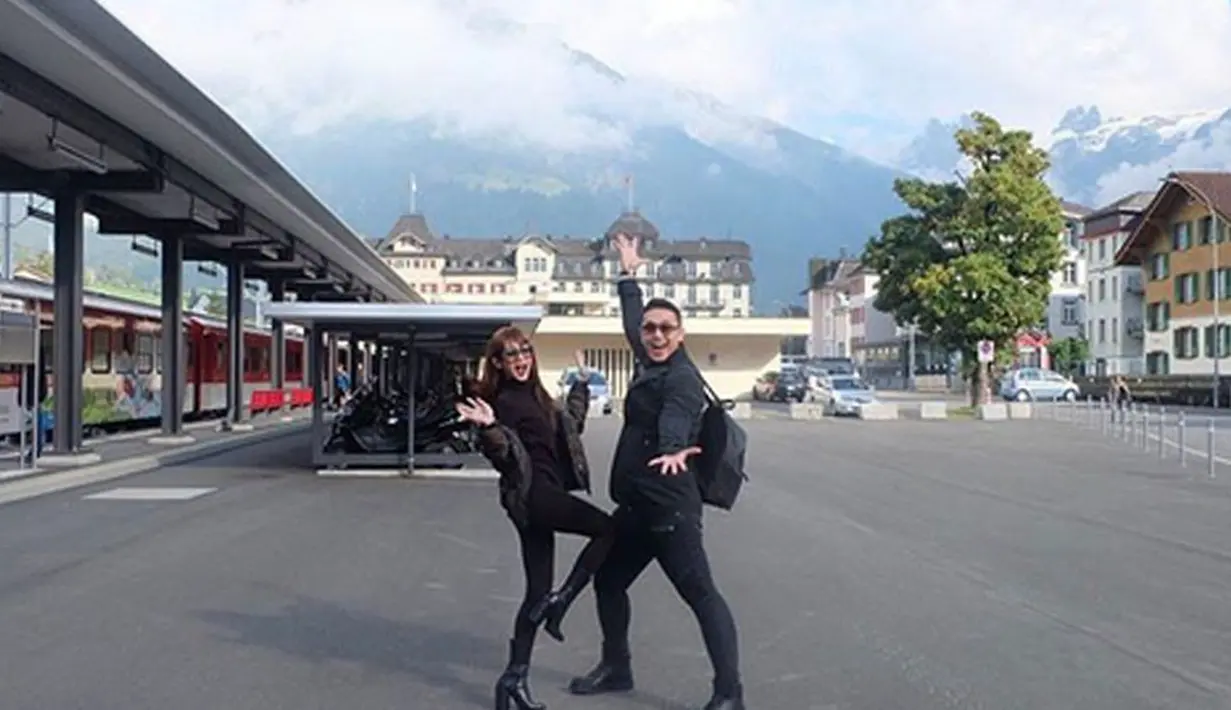 Keromantisan yang ada di antara Gilang dan Adies ini sudah terjalin sejak keduanya masih berstatus pacaran. Namun setelah menikah, kemesraan itu kerap lebih sering terjadi dan diabadikan keduanya. (Instagram/gilangdirga)