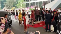 Menteri Keuangan Sri Mulyani Indrawati tiba di komplek DPR RI, Senayan, Jakarta menjelang penyampaian pengantar RUU APBN 2025 beserta Nota Keuangan. (Liputan6.com/Arief Rahman Hakim)