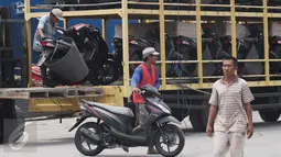Pekerja saat menurunkan sepeda motor untuk di kirim ke daerah – daerah di Pelabuhan Sunda Kelapa,Jakarta, Jumat (9/10/2015). Penurunan penjualan sepeda motor mencapai 2,13 persen. (Liputan6.com/Angga Yuniar)