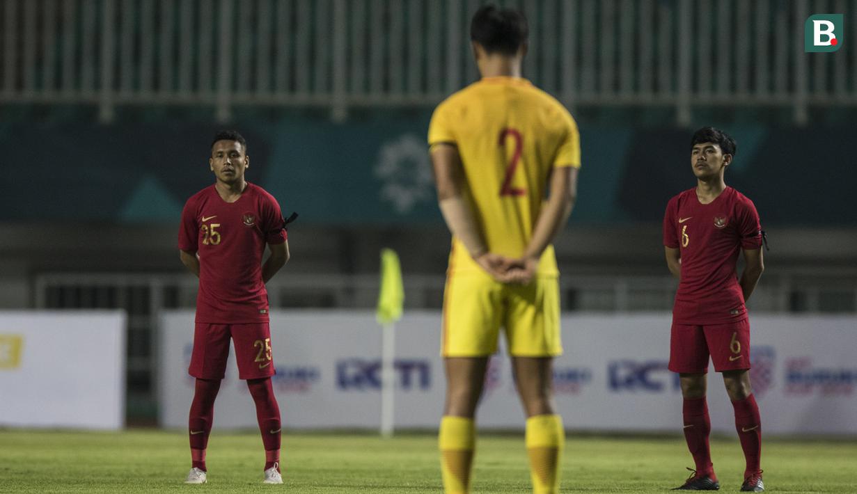 Pemain Timnas Indonesia dan China mengheningkan cipta mengenang Haringga Sirilla sebelum laga PSSI 88th U-19 di Stadion Pakansari, Jawa Barat, Selasa (25/9/2018). Indonesia kalah 0-3 dari China. (Bola.com/Vitalis Yogi Trisna)