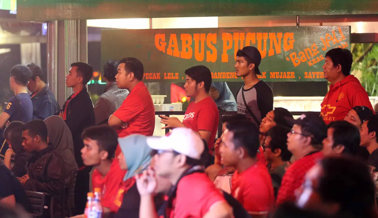 Suporter rela beridiri dekat tempat dagangan hanya untuk mengikuti acara nonton bareng Liga Premier Inggris antara Liverpool vs Manchester United di Mall Sumarecon Bekasi, Jawa Barat, Minggu (17/1/2016). (Bola.com/Nicklas Hanoatubun)