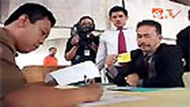 Pengacara Anggodo Widjojo, Bonaran Situmeang, mendatangi Panitia Seleksi Pimpinan Komisi Pemberantasan Korupsi (KPK), Rabu (2/5), untuk mendaftar menjadi Ketua KPK.