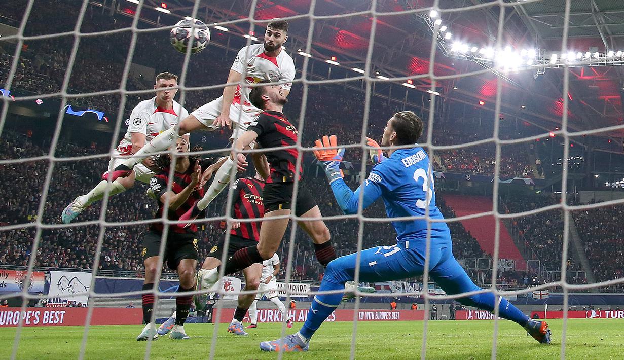 Bek RB Leipzig, Josko Gvardiol (tengah) berhasil menjebol gawang Manchester City dalam pertandingan leg pertama babak 16 besar Liga Champions 2022/2023 antara RB Leipzig melawan Manchester City yang berlangsung di Red Bull Arena, Kamis (23/2/2023). (AFP/Odd Andersen)