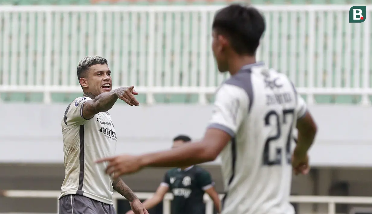Pemain Persib Bandung, Ciro Alves, saat melawan Persikabo 1973 pada laga uji coba di Stadion Pakansari, Bogor, Minggu (27/11/2022). (Bola.com/M iqbal Ichsan)