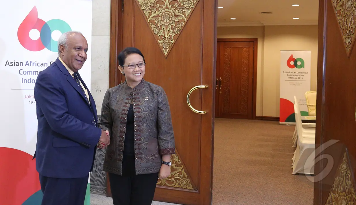 Menlu Retno Marsudi (kanan) menerima Menlu Vanuatu Salto Kilman disela acara KAA ke-60 di JCC, Jakarta (19/4/2015).Pertemuan membahas rencana pembukaan kedutaan Vanuatu di Indonesia. (Liputan6.com/Herman Zakharia)