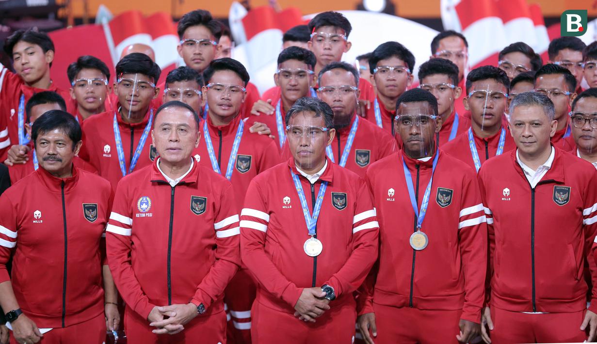 Para pemain didampingi pelatih Bima Sakti, jajaran asistennya, dan sekaligus Ketua Umum PSSI, Mochamad Iriawan. (Bola.com/Abdul Aziz)