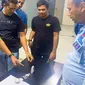 Petugas menunjuk Barang bukti sabu dalam minyak rambut yang diselundupkan seorang wanita ke Rutan Pekanbaru. (Liputan6.com/M Syukur)