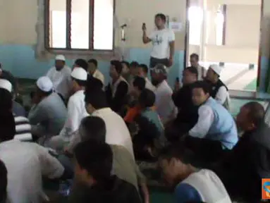 Citizen6, Medan: Massa sebuah organisasi kemasyarakatan berkumpul guna mencegah upaya pembongkaran Masjid Al-Ikhlas di Medan Sumatra Utara. (Pengirim:Afrian Effendi Lubis)