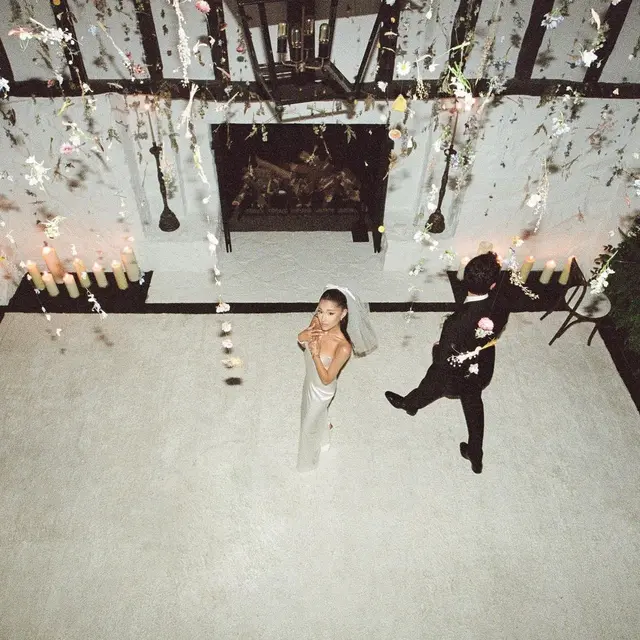 Akhirnya Dipublikasikan, Ini 6 Momen Pernikahan Ariana Grande dan Dalton Gomez