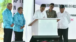 Presiden Joko Widodo mendatangani pembangunan jalan tol Padang-Pekanbaru di Jalan Padang Bypass Km. 25, Kota Padang, Sumatra Barat, Jumat , (9/2). Perkiraan biaya investasi jalan tol ini adalah sebesar Rp78 Triliun. (Liputan6.com/Pool/Biro Setpres)
