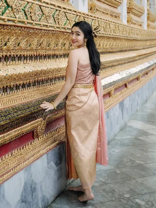Pakaian tersebut pun memiliki model kemben dan kain berupa songket tersebut dililitkan hingga menutupi bagian depan. [Instagram/@febbyrastanty]